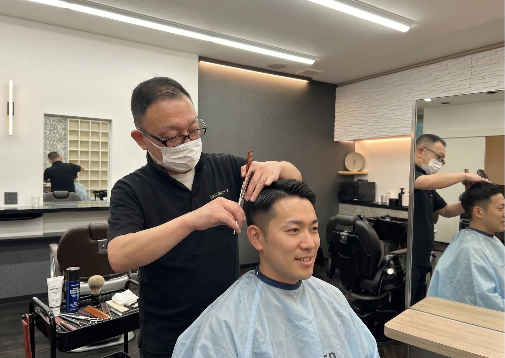 男性のお客様へのカット施術の様子